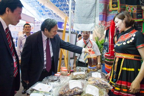Tổng cục trưởng Tổng cục Du lịch Nguyễn Văn Tuấn tham quan các gian hàng tại hội chợ